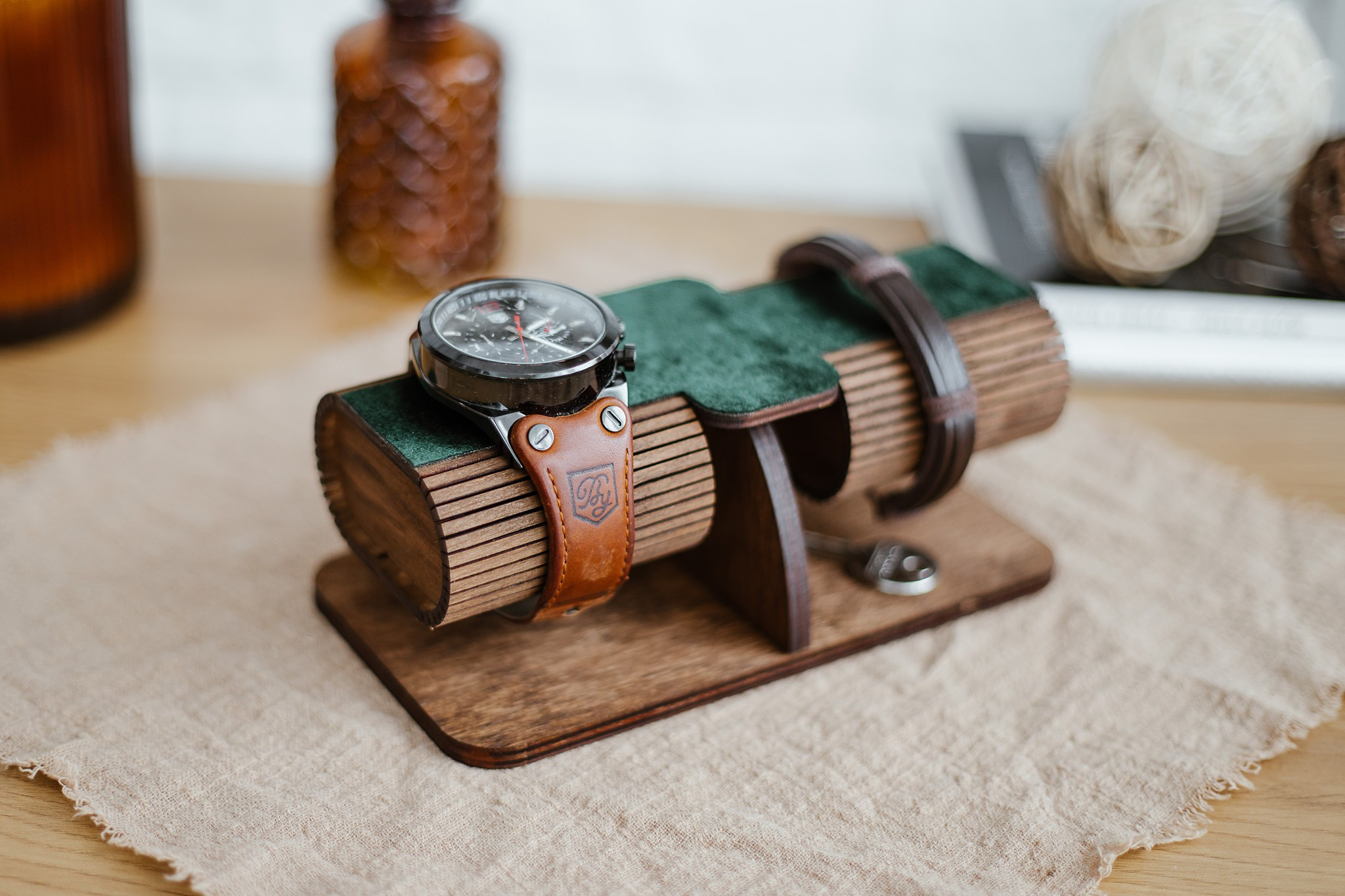 Drewniany stojak na zegarek , stojak na zegarek , organizer na biżuterię
